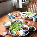 韓国風、細切り牛肉と野菜のサンチュ巻き・献立。