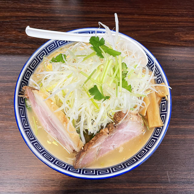 背脂生姜塩らーめんに白髪ねぎをトッピングして啜る