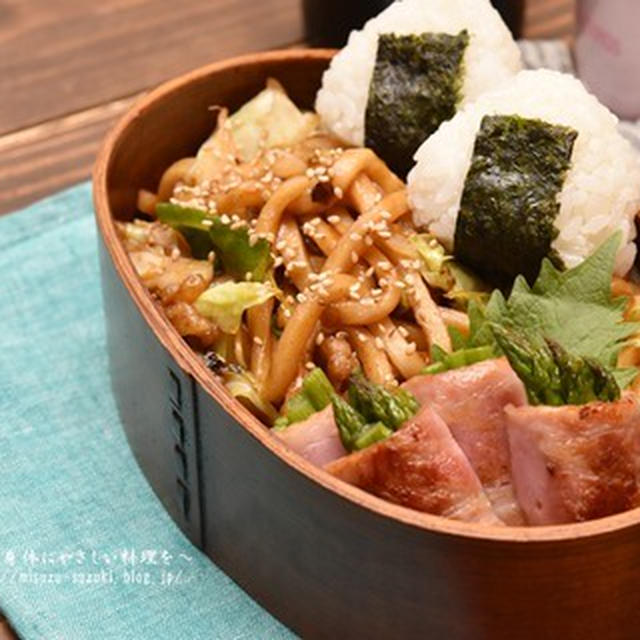 焼きうどんとミニおにぎりべんとう。
