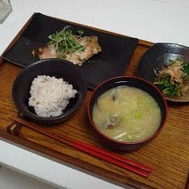 赤魚の粕漬け、ほうれん草のおひたしとお味噌汁（Red Rockfish Marinated in Sake Lees, Boiled Spinach with Bonito Flakes and Soy Sauce, and Miso Soup）