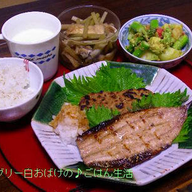 新じゃがとアスパラのアボカド明太和え。　と　献立。