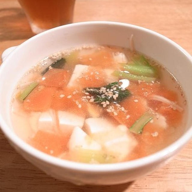 鶏骨から作った、小松菜と豆腐とトマトの鶏がらスープは、ウマくて暑い日でもおかわりできる