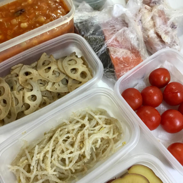 冷蔵庫の残り物野菜で週末用のおかずを作る