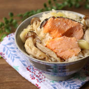 人気の鮭ときのこのネギ塩バター炊き込みご飯のレシピ。炊飯器2合で簡単作り方。