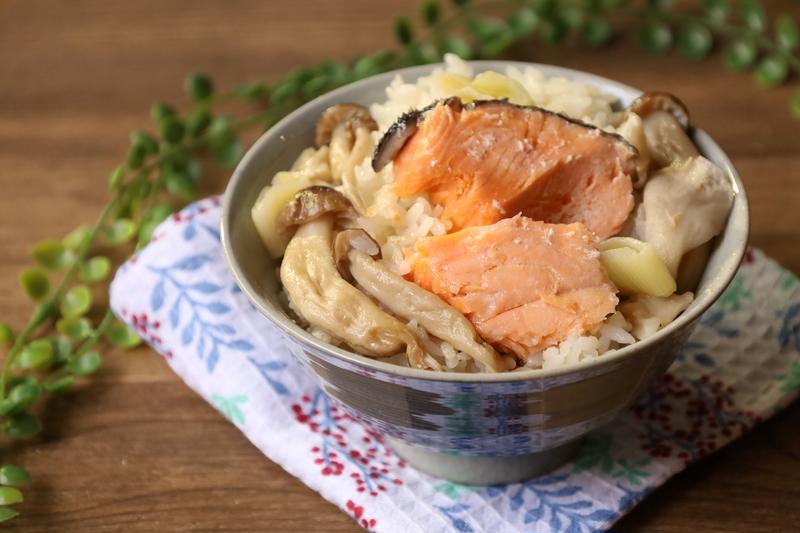 人気の鮭ときのこのネギ塩バター炊き込みご飯のレシピ。炊飯器2合で簡単作り方。