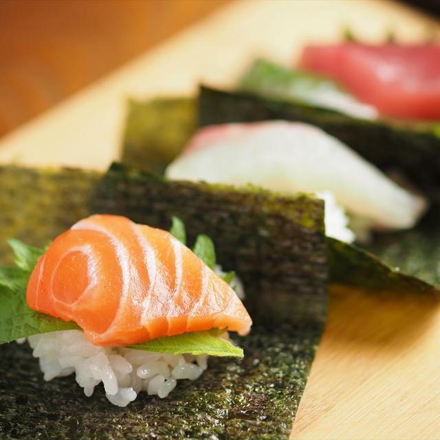 パック刺身でのっけ寿司　、　海苔にのっけるだけだから簡単！ホームパーティにおすすめ