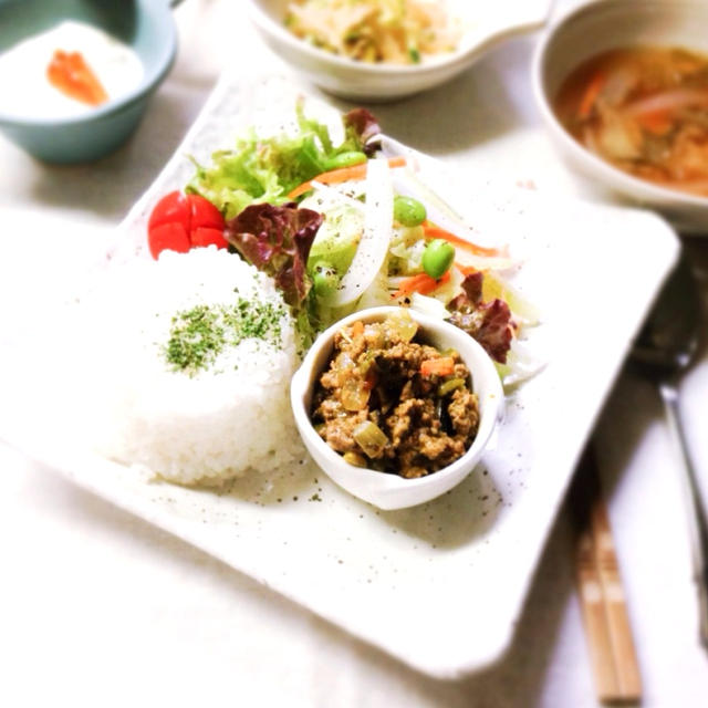 【　スパイシーな 野菜とひき肉のカレー炒め　】