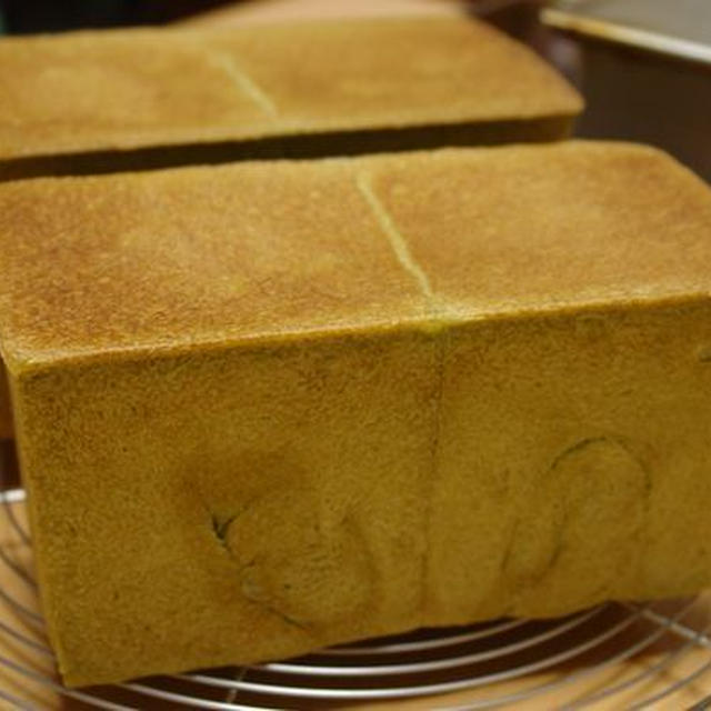 カックン食パンは緑色