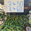 珍しい？トラックで販売されていた超巨大な緑マンゴーがおいしかった！/Tasty Green Mango of Truck selling around Bangkok