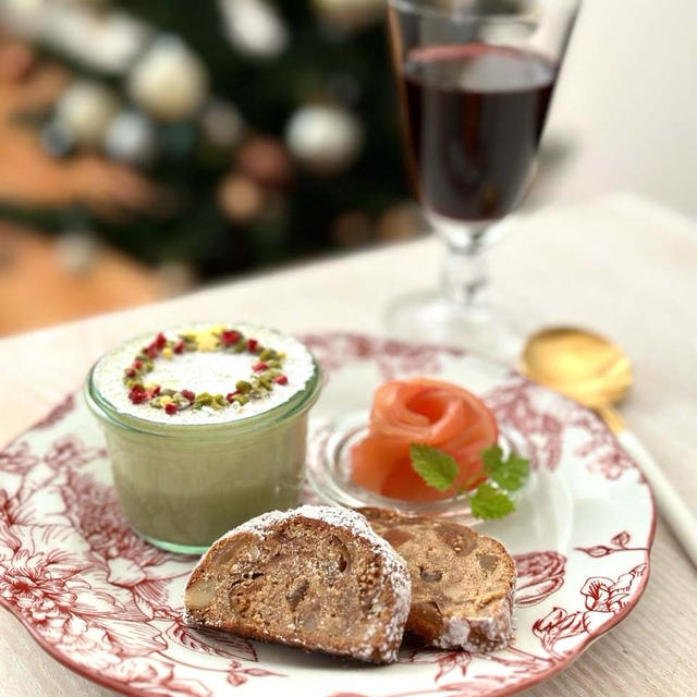 グルテンフリーのシュトーレンのあるクリスマスデザート