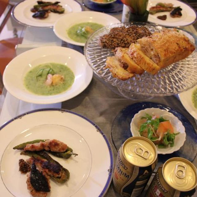 プレモルと一緒におつまみみたいな洋おかず晩ごはん　バター入りでリッチな豚フィレいりケークサレ，自家製サルシッチャ風の万願寺とうがらし詰めなど日々ごはん