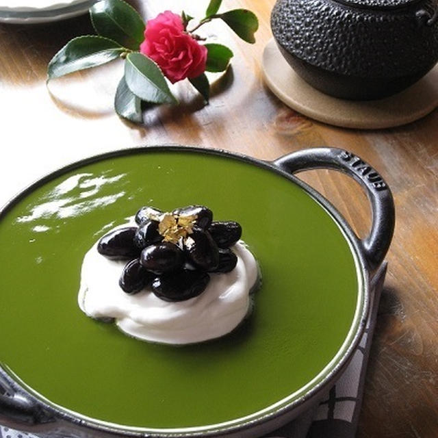 ヨーグルトムース　濃い抹茶ジュレと黒豆を添えて♪