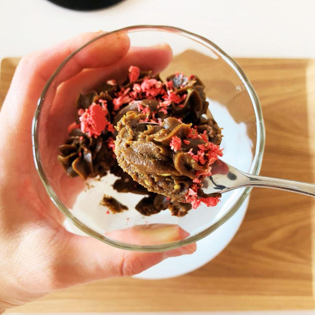 キャロブとアボカドで「濃厚チョコレートクリーム」を作る方法！アイスにもできるレシピ