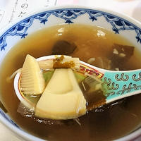 〈ヤマキだし部〉焼きあご香る☆筍とわかめとえのきのピリ辛スープ♪