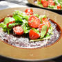 ルッコラとミニトマトのサラダ。生ハムを添えて前菜にもなるおつまみ。