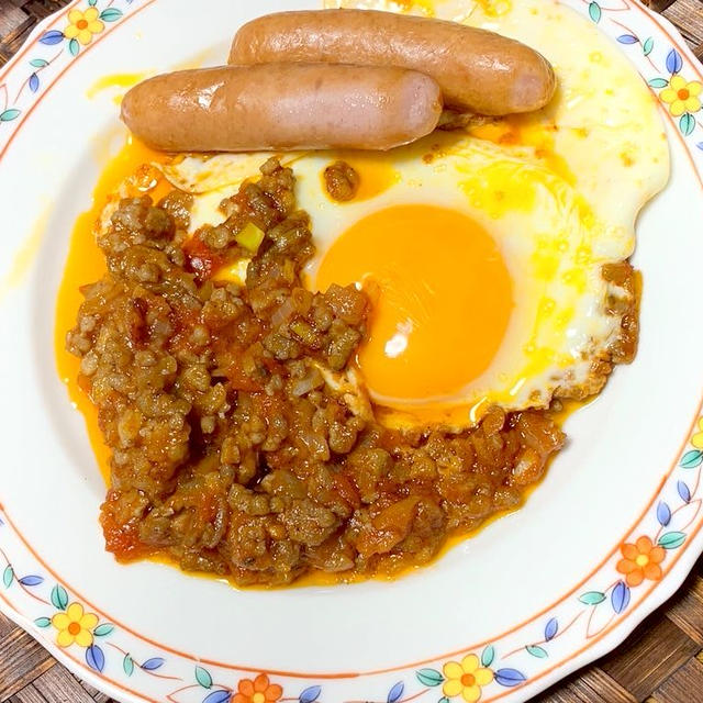 目玉焼きのボロネーゼソースウインナー添え