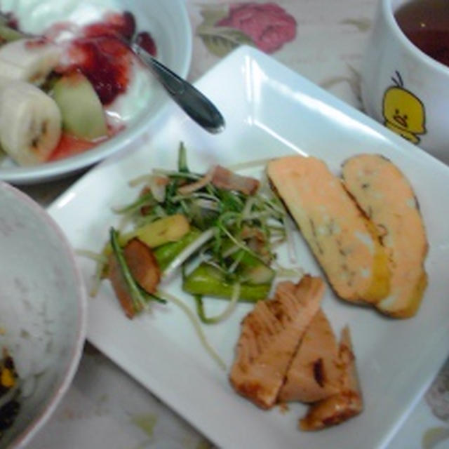 今日のお弁当と自分ご飯。水菜とアスパラとベーコンのニンニク醤油炒めとか、卵焼きとかね♪