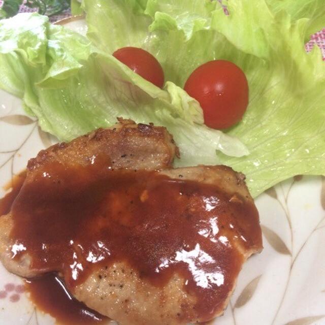 洋食屋さんみたいなポークソテー、キャロットラペ 738円 パル