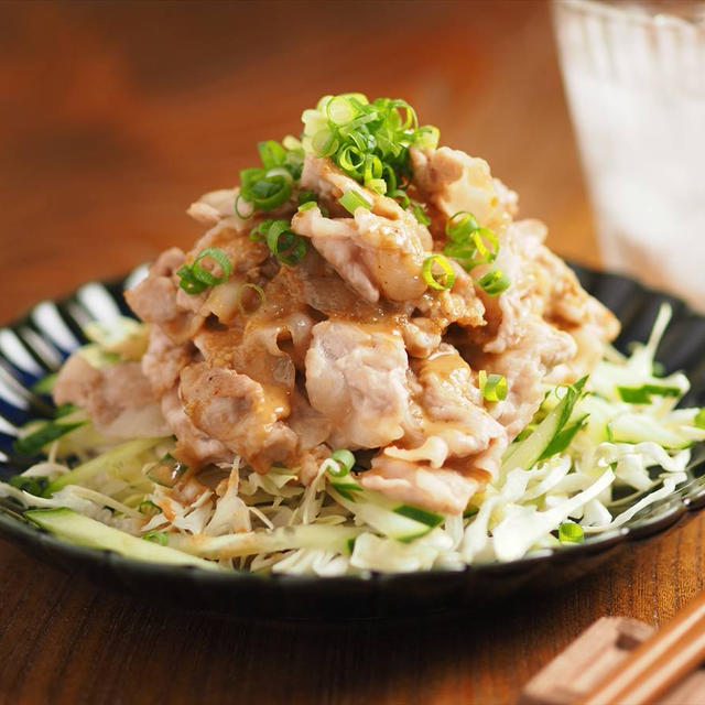 市販のタレ、ドレッシングを混ぜ合わせて焼きしゃぶサラダ、がっつりタンパク質補給の筈が、肉は広げてみないとわからない