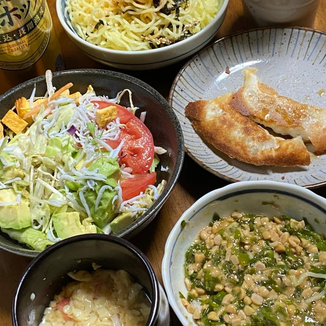 冷たい麺と、サラダと、見切り餃子、メカブ納豆、茶碗蒸し☆My夜ごはん。