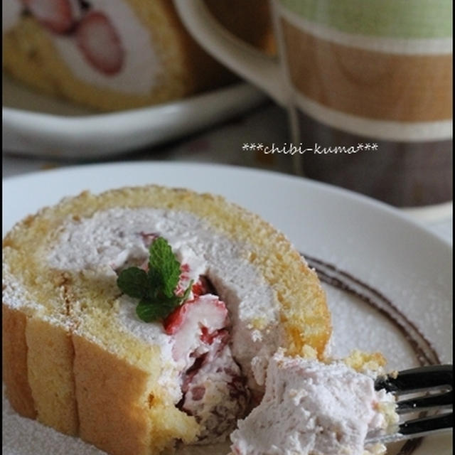 いちごのロールケーキ♪　と　娘の友チョコ。