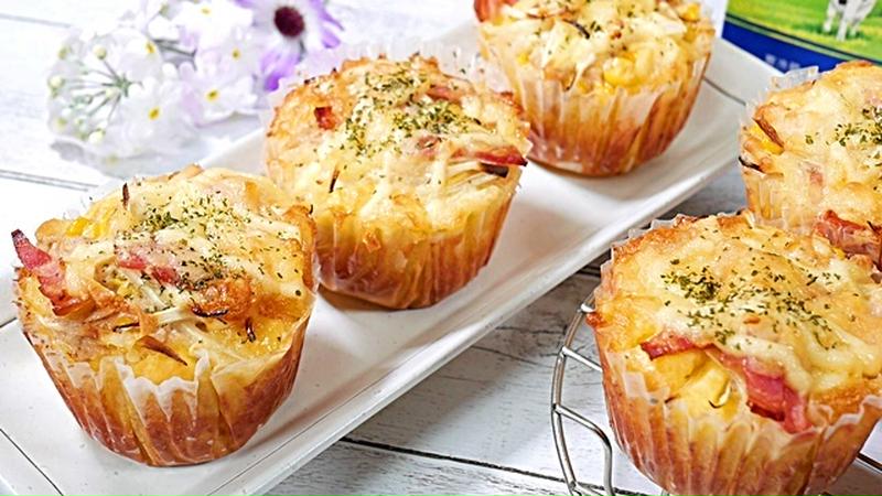 ホットケーキミックスで簡単マフィン♪ツナマヨコーンチーズオニオンマフィン【混ぜるだけ♪】