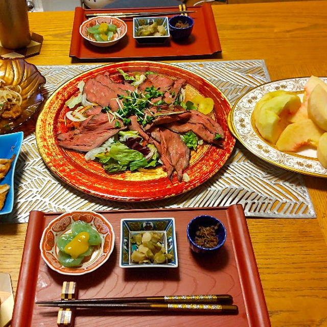 勝沼の桃、ローストビーフサラダ、イカの南蛮漬け、白海老唐揚げと 小鉢で晩酌