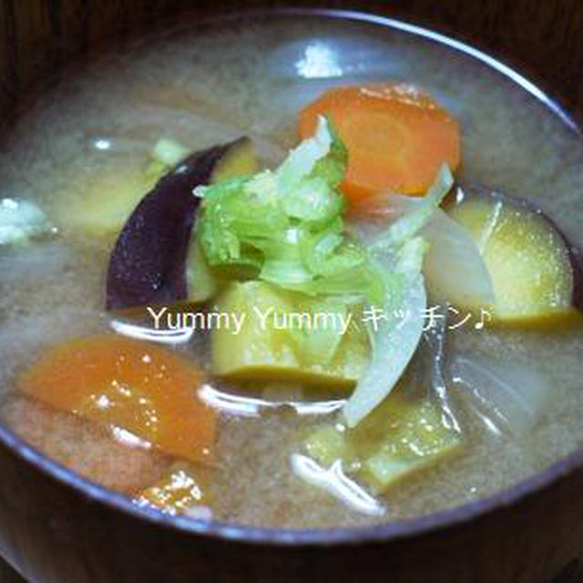 オリーブオイルで作る野菜いっぱいおみそ汁＆高菜漬けと梅干のおにぎり♪