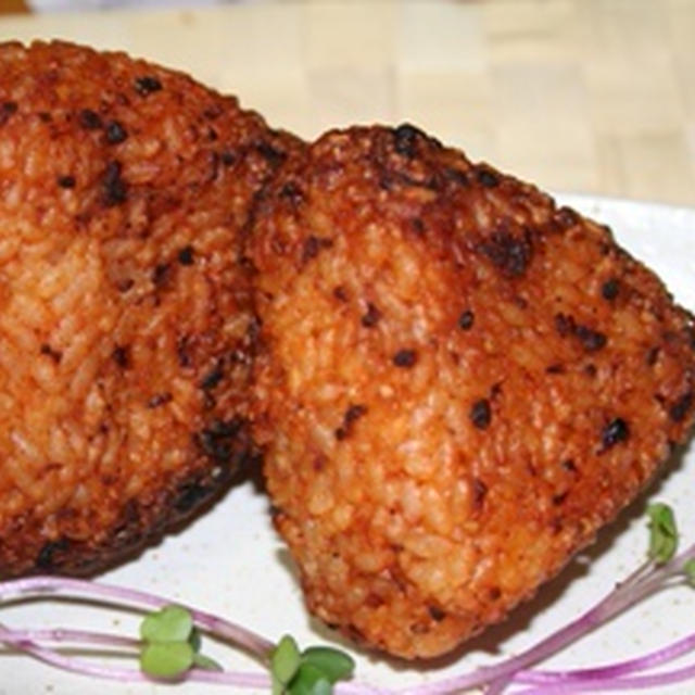 ヤクコチュジャン焼きおにぎりとおにぎり ー 甘いけど辛さがぐん～と来る韓国味