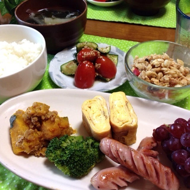 色々おかずの朝ごはん…実はあたし…（ーー；）