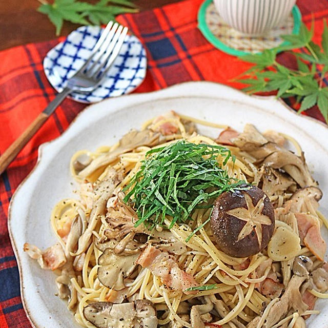 たっぷりきのことベーコンのバター醤油パスタ！休日の簡単ランチ♪