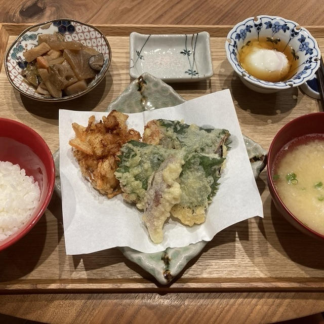 【献立】帆立と玉ねぎと人参のかき揚げ、茄子の生ハム大葉巻き揚げ、茗荷の天ぷら、根菜の煮物、温玉、すりおろし大和芋のお味噌汁