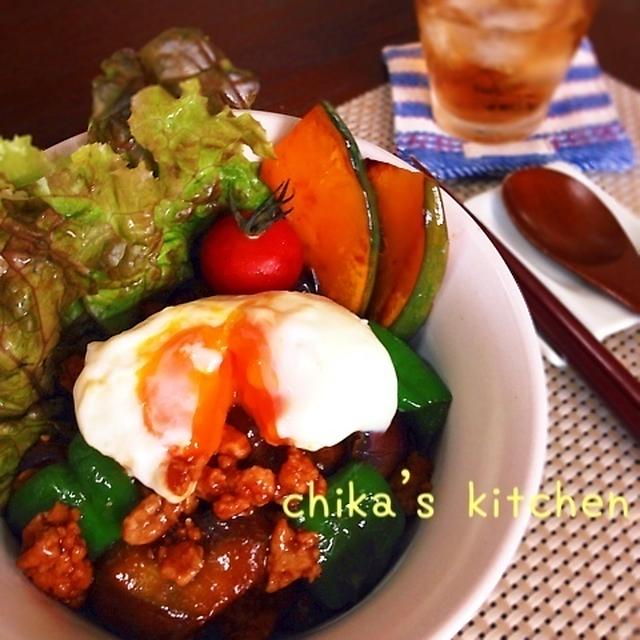 ニンニク味噌がご飯に合う合う♪豆腐ひき肉の夏野菜丼♡