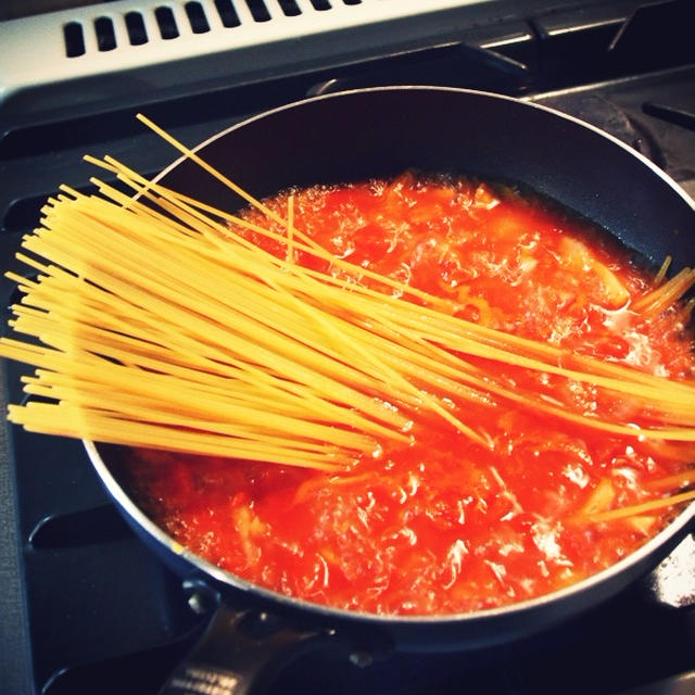 ツナ缶と玉ねぎとトマト缶とスパゲティを一緒に茹でるだけの「ツナトマスパ」が超カンタンでうまし！