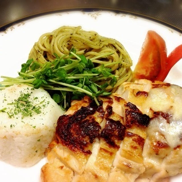 chikageさん♪のムネ肉のマヨチーズソテー＆ryuji_s1さん♪のバジルパスタ