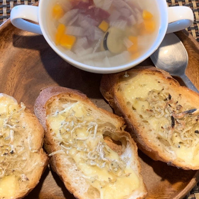 しらちートーストと鹿ジャーキーと蚕豆のスープ