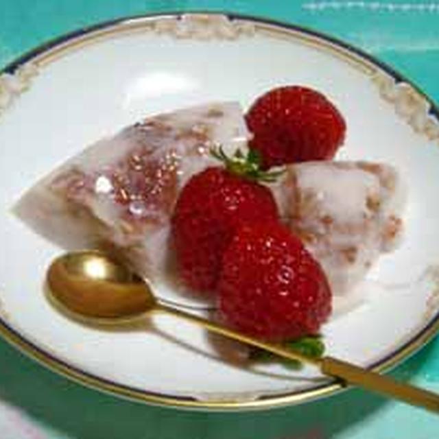 いちごのヨーグルトゼリー＆レーズン胡桃パン