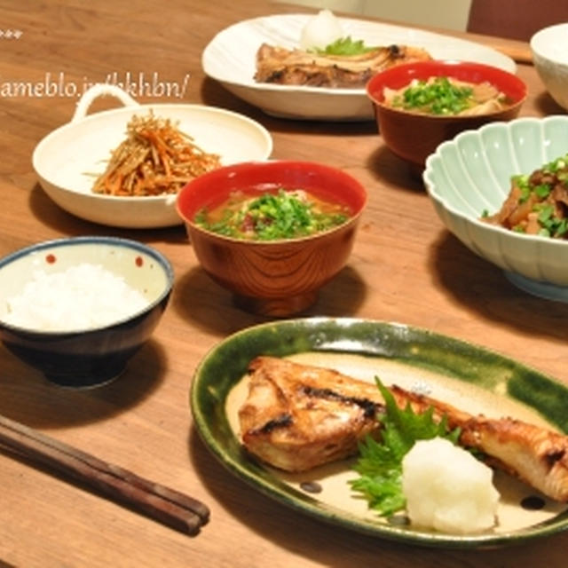 牛筋のどて煮、ぶりかまの塩焼きなど