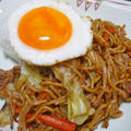 焼きそばＯＮお月さんみたいな目玉焼き