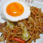 焼きそばＯＮお月さんみたいな目玉焼き