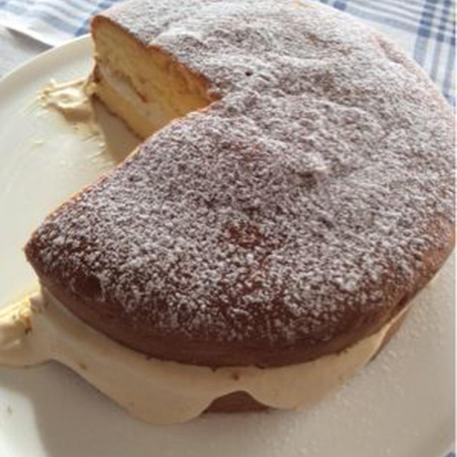 押されたケーキ、はみ出すクリーム・・・