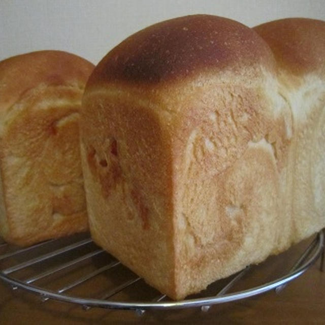 2012年7月3日（火）　オレンジピール入りとプレーン、一山ずつの食パン（白神こだま酵母）