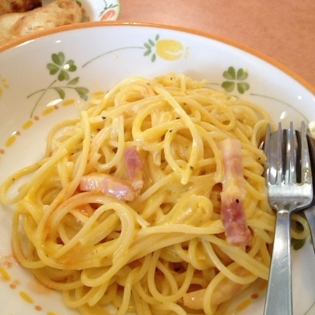 サイゼリヤでカルボナーラとコーヒーゼリー