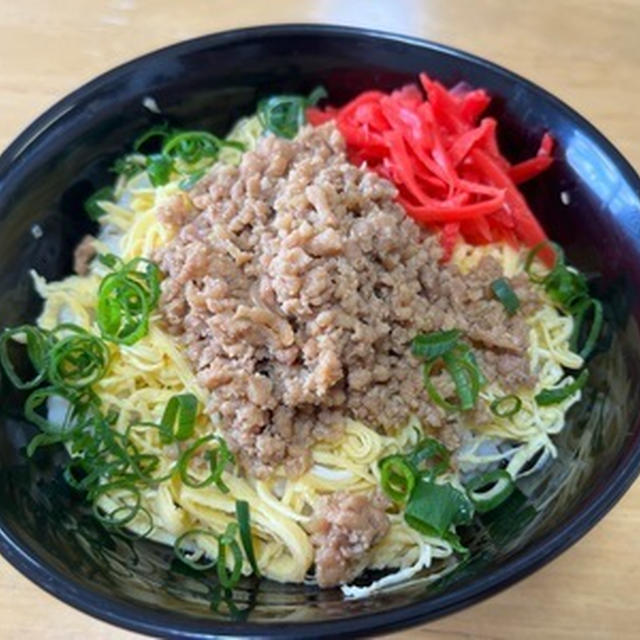 錦糸卵で鶏そぼろ丼