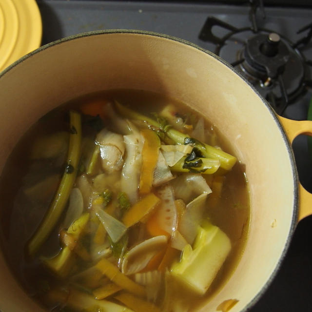 冷凍保存で野菜くずを最後まで使い切る！ベジタブルブロスの作り方