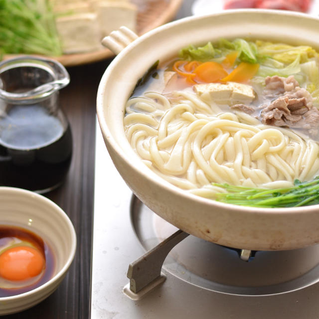 バチが美味しさの秘密-すきやきだれでうどん鍋。*冷凍めん協会