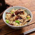 バターがすべてをまとめる「焼き穴子の枝豆バター釜飯」