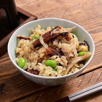 バターがすべてをまとめる「焼き穴子の枝豆バター釜飯」