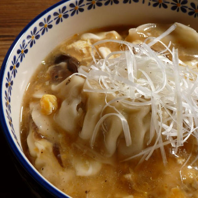 餃子と酢の親和性を試そうと思ったものの、餃子の完全食説を支持することになった”餃子の酸辣湯”。