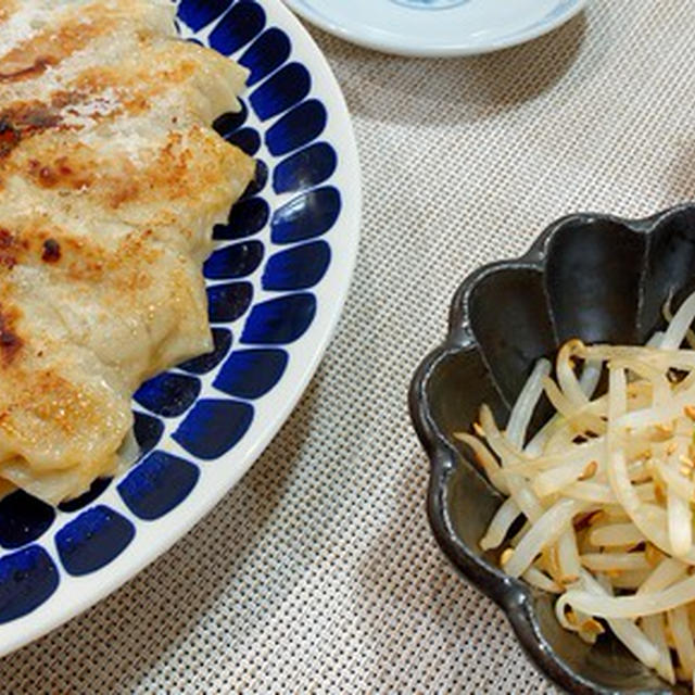 餃子と超簡単もやしの和え物